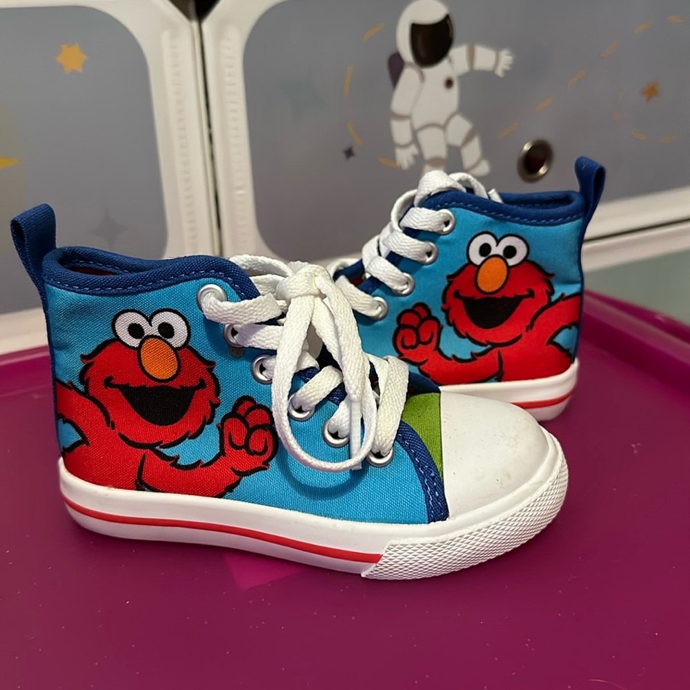 Elmo converses (toddler)